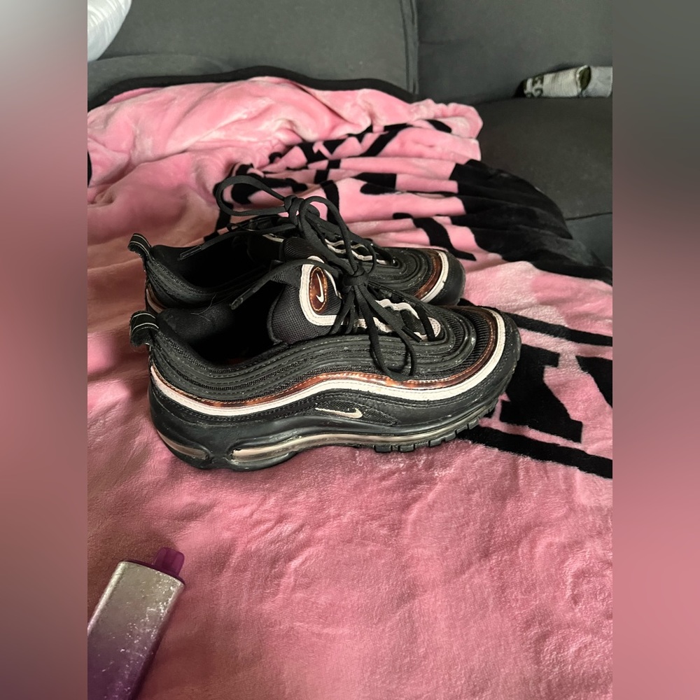 Nike air max 97s with the cheetah print size 7.5 comes with the box